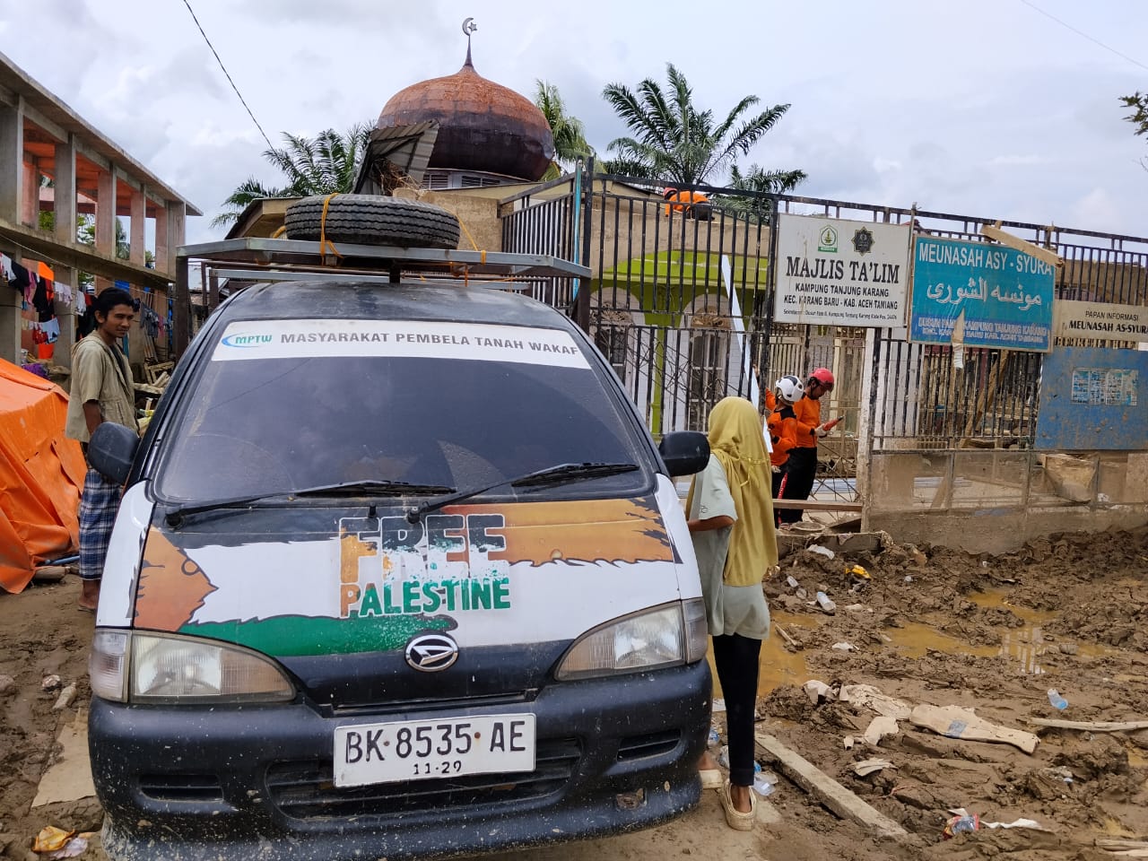 Ketua Masyarakat Pembela Tanah Waqaf Sumut Turun Langsung Bantu Renovasi Masjid Terdampak Banjir Bandang Di Aceh Tamiang