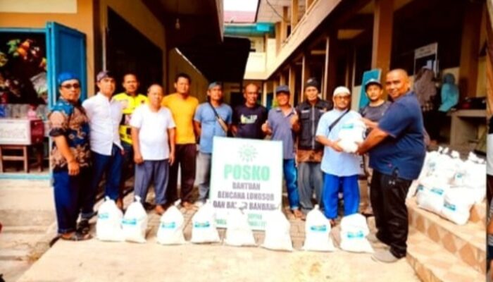 Tim SANTANA UM Tapsel Turun Ke Sibolga Dan Tapteng Bantu Korban Bencana Banjir