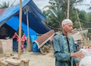 Kemdiktisaintek Melalui Dosen UMA Berikan Bantuan Beras Buat Warga Korban Bencana