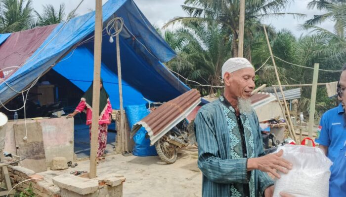 Kemdiktisaintek Melalui Dosen UMA Berikan Bantuan Beras Buat Warga Korban Bencana