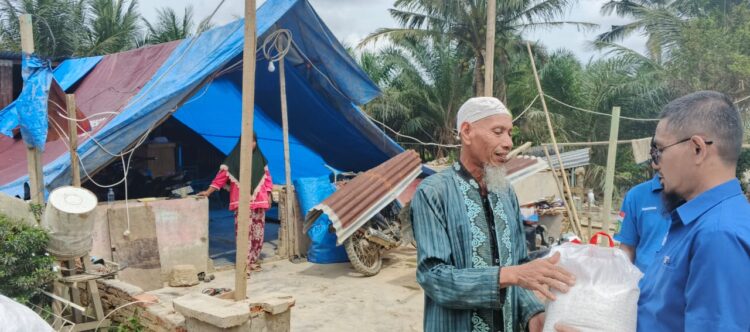 Kemdiktisaintek Melalui Dosen UMA Berikan Bantuan Beras Buat Warga Korban Bencana