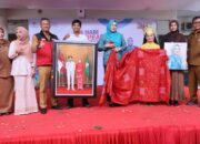 Sumringahnya Kak Na, Terima Batik Dari Zahra