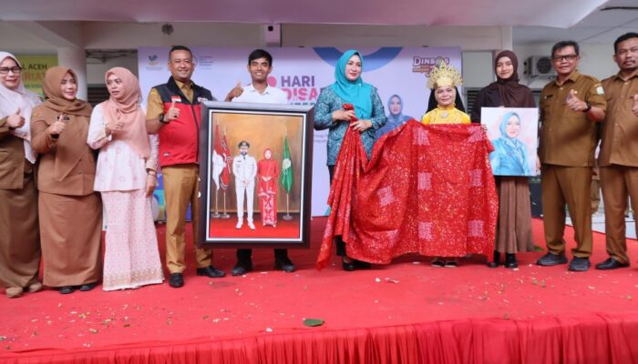 Sumringahnya Kak Na, Terima Batik Dari Zahra