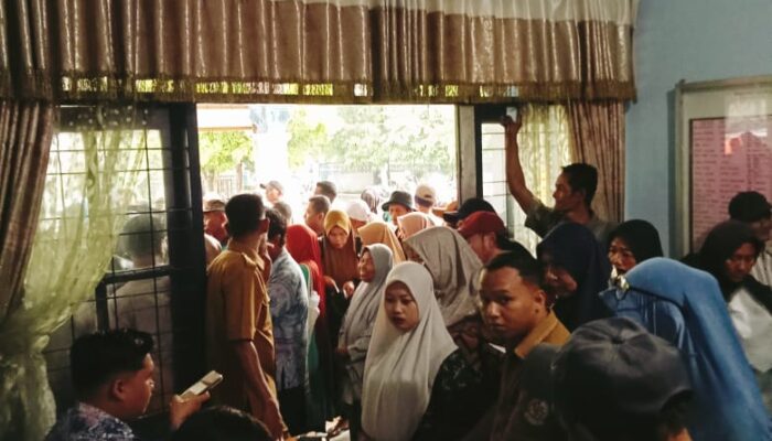 Lokasi Kantor Pos Tak Memadai, Pembagian 2.298 BLT Di Kantor Camat Beringin