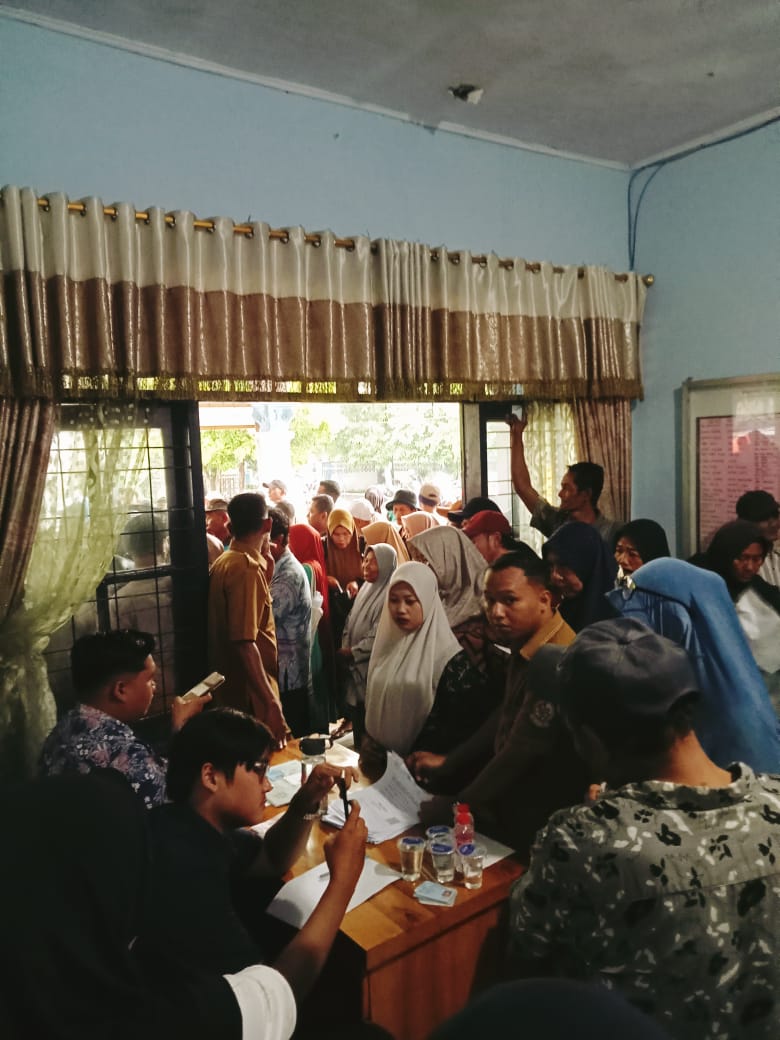 Lokasi Kantor Pos Tak Memadai, Pembagian 2.298 BLT Di Kantor Camat Beringin