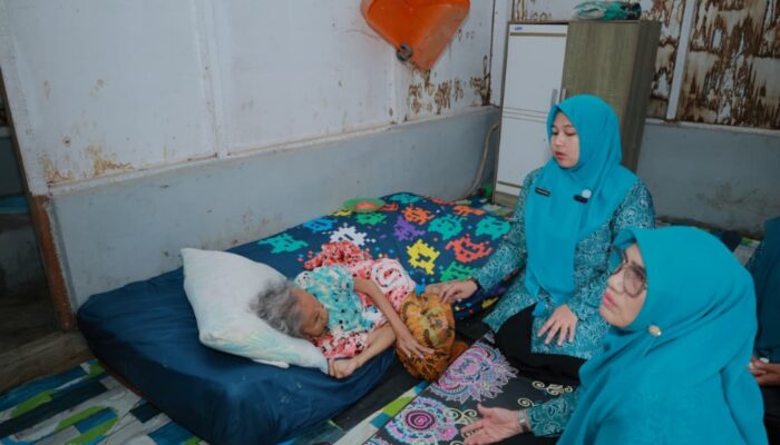Di Balik Sunyi Gampong, Ketua TP PKK Aceh Besar Sapa Lansia Sebatang Kara