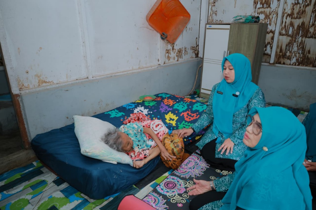 Di Balik Sunyi Gampong, Ketua TP PKK Aceh Besar Sapa Lansia Sebatang Kara