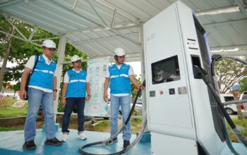 General Manager PLN UID Sumut saat memastikan SPKLU Rest Area A Jalan Tol Medan-Tebing Tinggi beroperasi dengan baik.