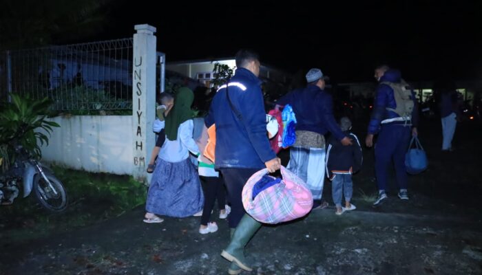 Polres Bener Meriah Dan Brimob Evakuasi Warga Imbas Status Siaga Gunung Bur Ni Telong