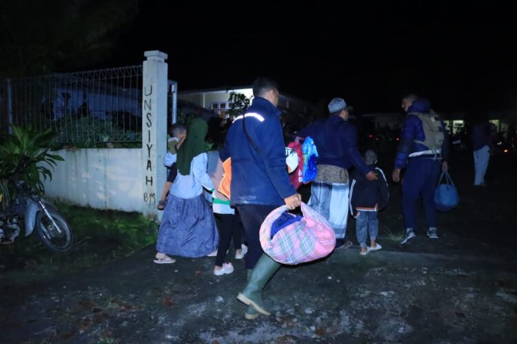 Polres Bener Meriah Dan Brimob Evakuasi Warga Imbas Status Siaga Gunung Bur Ni Telong