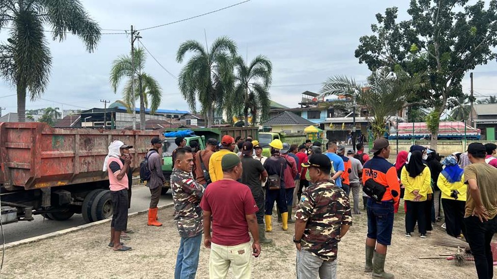 PKM USU Pulihkan Lingkungan Pascabanjir Di Langkat, Angkut 40 Ton Sampah