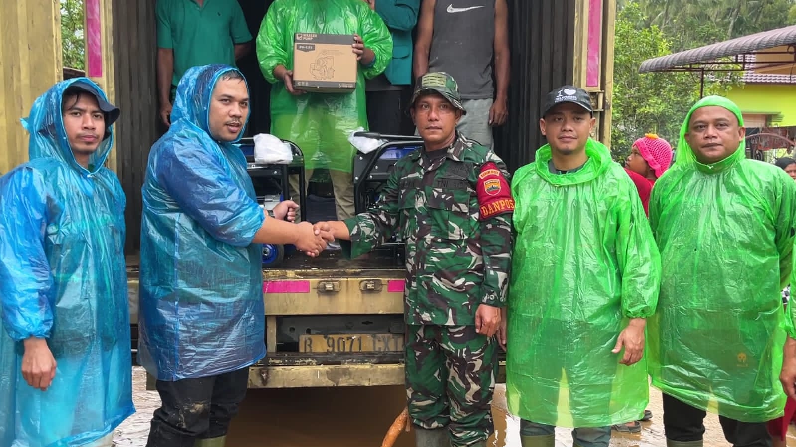 Tim PKM Unimed Tanggap Darurat Bencana Unimed Salurkan Bantuan Di Tapteng