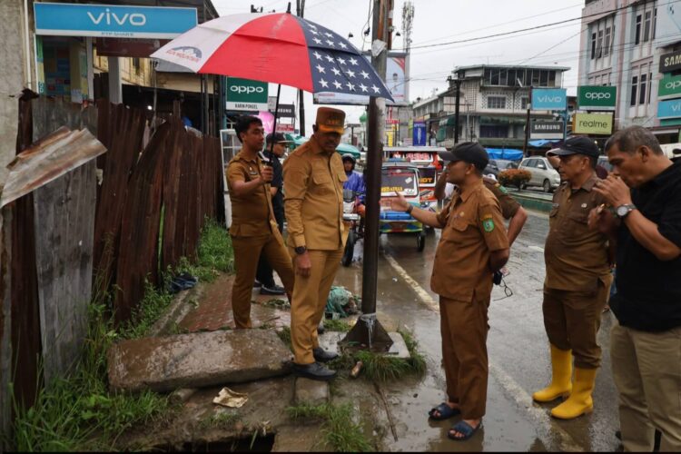 26 Tahun Masalah, Bupati Madina Tinjau Drainase Tersumbat Pasar Lama Panyabungan