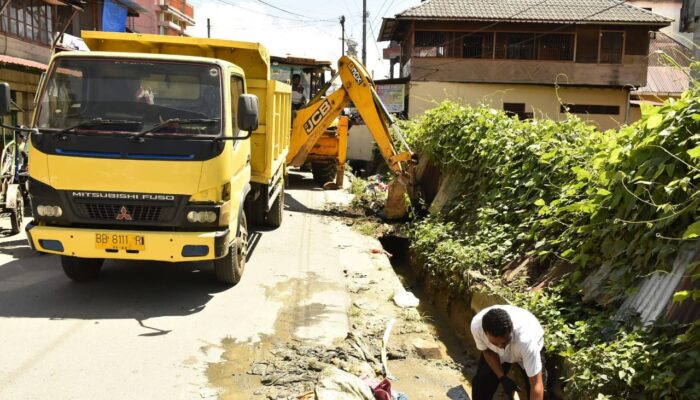 Pemkab Madina Turunkan Alat Berat Perbaiki Drainase Di Pasar Lama