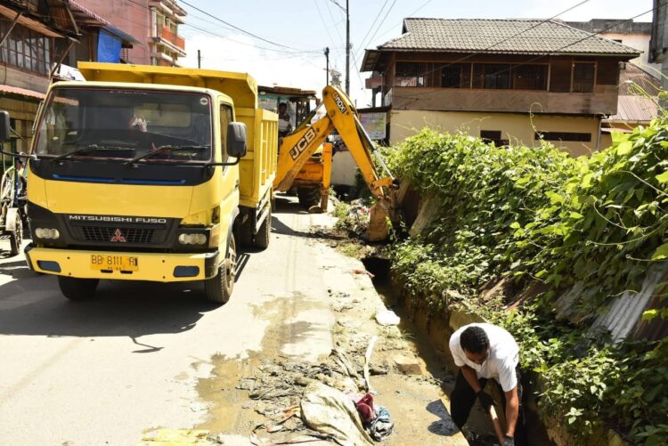 Pemkab Madina Turunkan Alat Berat Perbaiki Drainase Di Pasar Lama