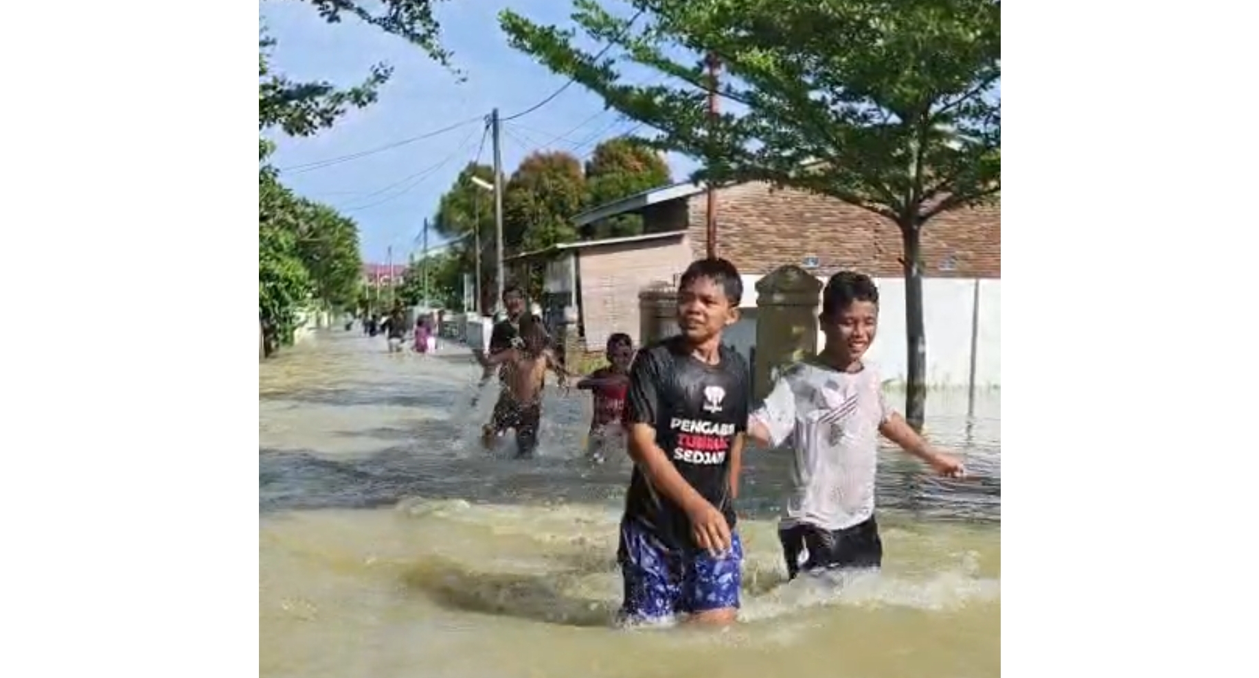 DPR RI Salurkan Bantuan untuk Korban Banjir Sumatera, Desakan Mundur Menteri KLH Menguat
