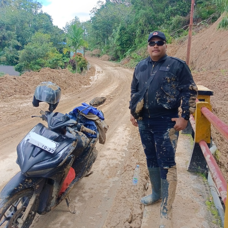 Kisah Heroik Sang Adik Naik Sepeda Motor Jenguk Abang Korban Banjir Di Sibolga