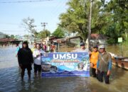 Aksi Peduli UMSU Tembus Desa Terisolir Banjir Di Tanjungpura Via Sampan Nelayan