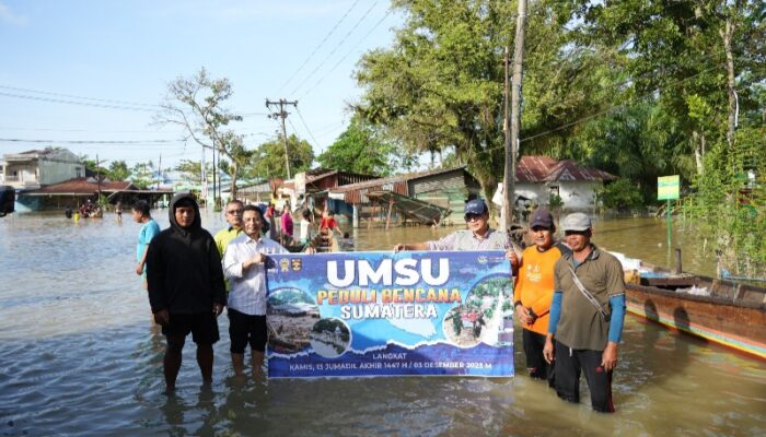 Aksi Peduli UMSU Tembus Desa Terisolir Banjir Di Tanjungpura Via Sampan Nelayan