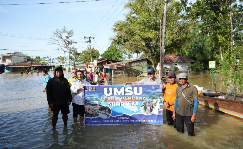 Aksi Peduli UMSU Tembus Desa Terisolir Banjir Di Tanjungpura Via Sampan Nelayan