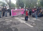 Puluhan Aktivis Perempuan Gelar Aksi Kampanye 16 HAKTP Di Depan Gedung DPRD Sumut