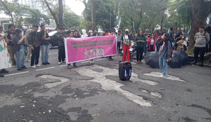 Puluhan Aktivis Perempuan Gelar Aksi Kampanye 16 HAKTP Di Depan Gedung DPRD Sumut