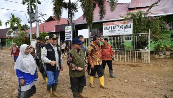 Serahkan Bantuan bagi Sekolah Terdampak Banjir Sumatra, Mendikdasmen: Pemulihan Layanan Pendidikan Jadi Prioritas