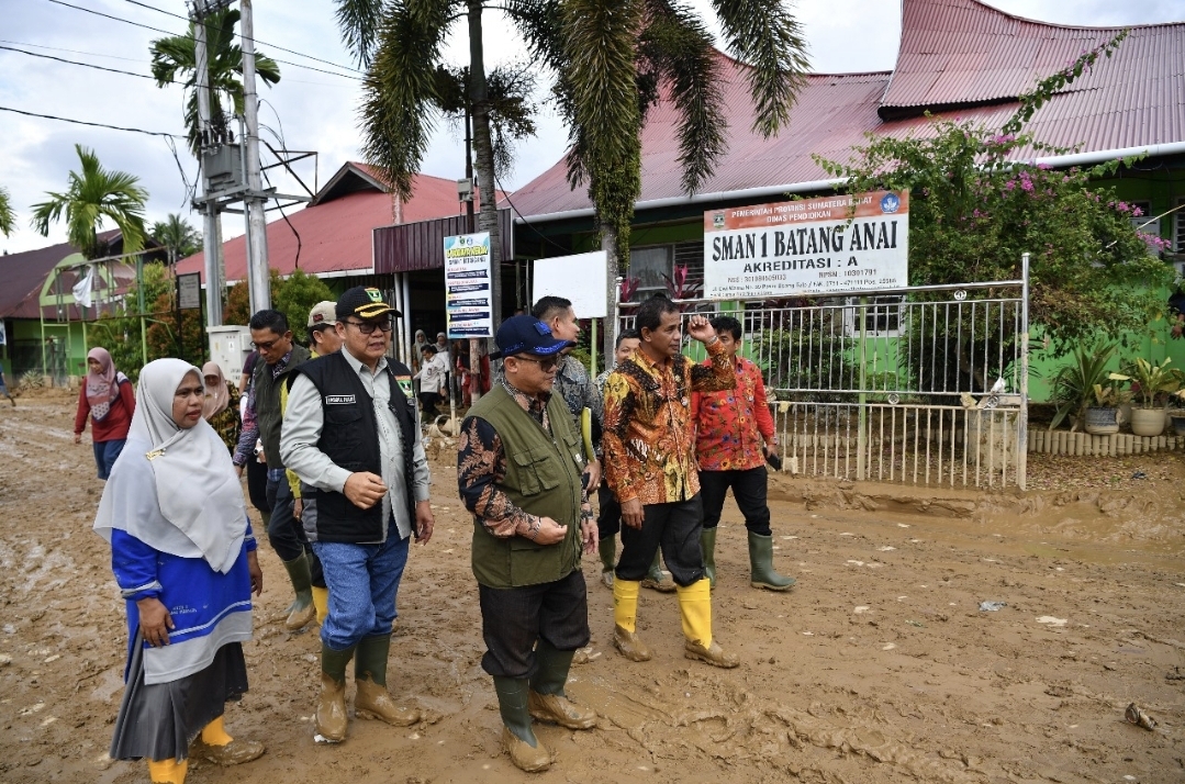 Serahkan Bantuan bagi Sekolah Terdampak Banjir Sumatra, Mendikdasmen: Pemulihan Layanan Pendidikan Jadi Prioritas
