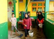 Siswa MIN 9 Langkat Bersihkan Lingkungan Pasca Banjir