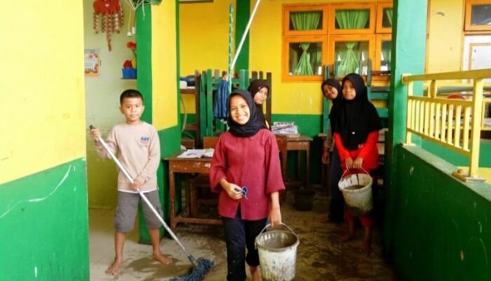 Siswa MIN 9 Langkat Bersihkan Lingkungan Pasca Banjir