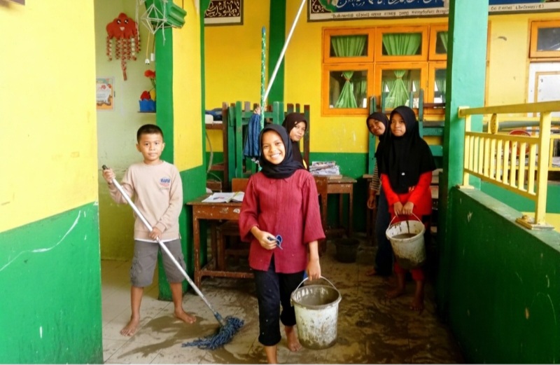 Siswa MIN 9 Langkat Bersihkan Lingkungan Pasca Banjir