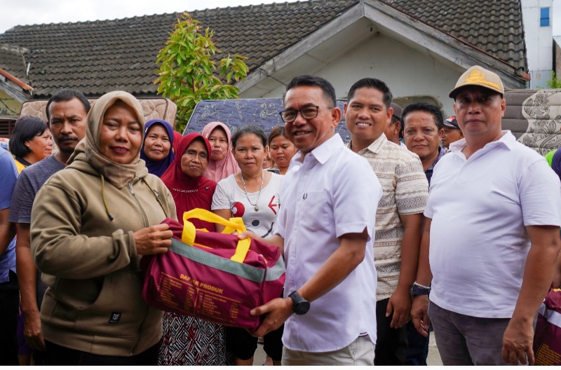 Pemulihan Pasca Banjir, Pemko Medan Serahkan Bantuan Dan Lakukan Pemeriksaan Kesehatan Bagi Warga Di Medan Marelan