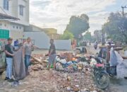 Mandor Sampah Dan Kepling XII Sei Agul Berjibaku Bersihkan Sampah Banjir