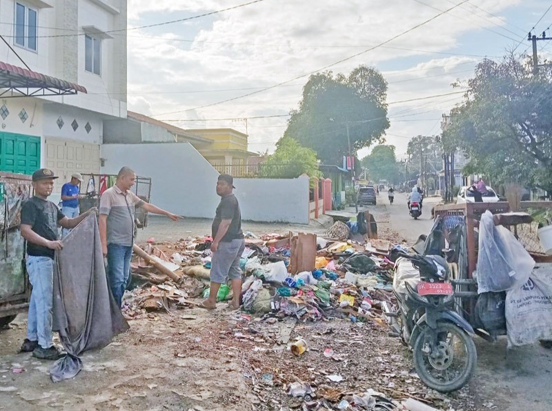 Mandor Sampah Dan Kepling XII Sei Agul Berjibaku Bersihkan Sampah Banjir