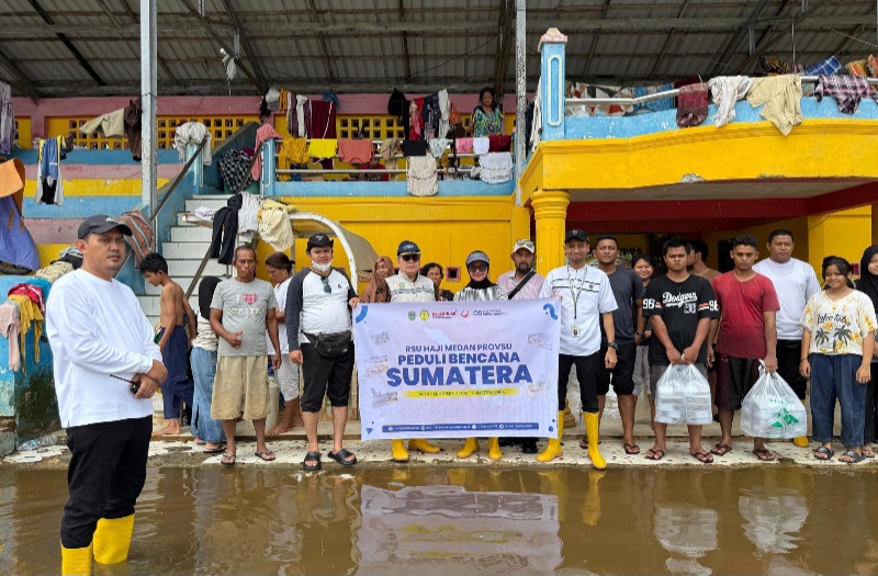 RSU Haji Medan Salurkan 400 Paket Makanan Siap Saji Untuk Korban Banjir Di Langkat