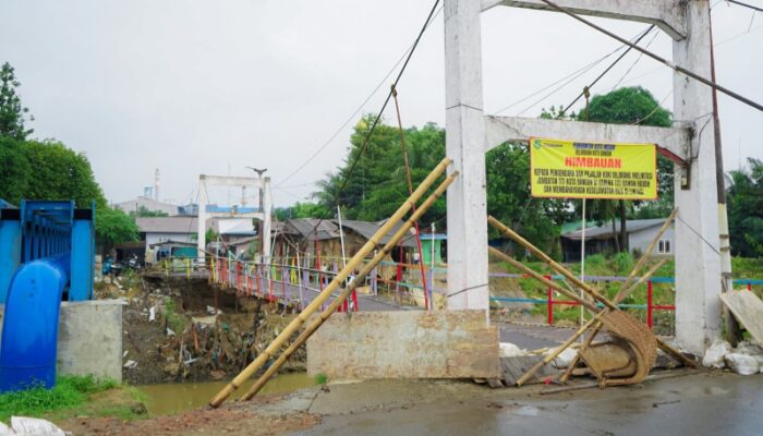 Tinjau Jembatan Gantung Kota Bangun Yang Rusak, Wali Kota Medan Prioritaskan Penguatan Sementara