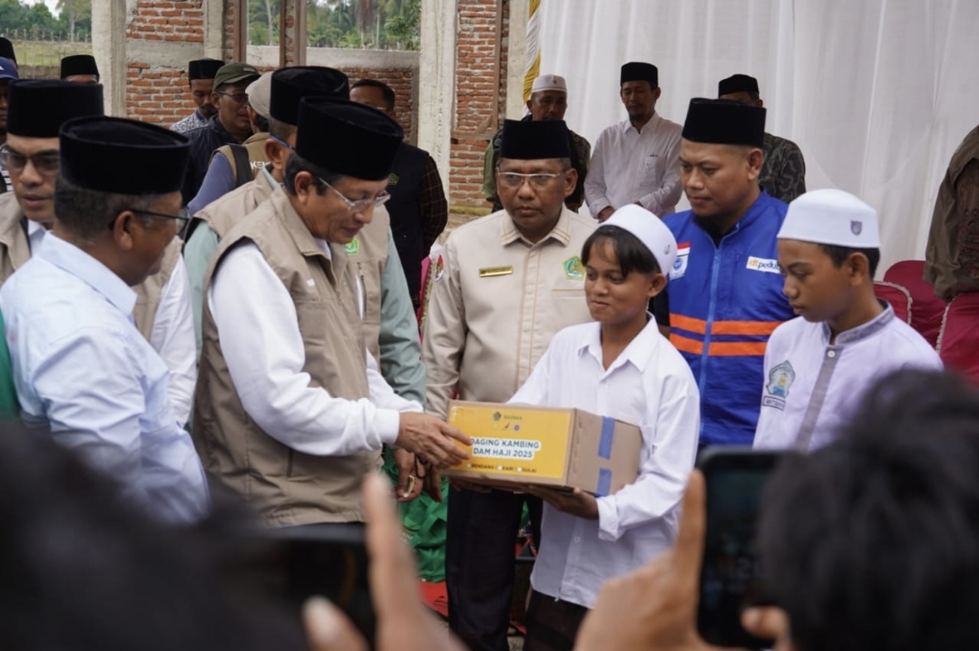 Serahkan Bantuan untuk Ponpes Terdampak Bencana di Bireuen, Menag: Tetaplah Semangat Menuntut Ilmu