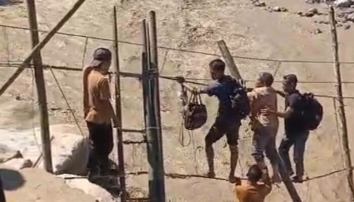 Selamat Dari Banjir Bandang, Tapi Pulang Tak Lagi Punya Jalan: Tangis Rahmat Dan Masa Depan Anak-anaknya Yang Terhenti