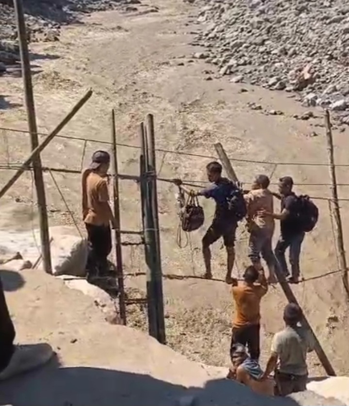 Selamat Dari Banjir Bandang, Tapi Pulang Tak Lagi Punya Jalan: Tangis Rahmat Dan Masa Depan Anak-anaknya Yang Terhenti