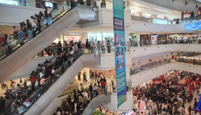 Pengunjung Ramaikan Mall Medan Jelang Tahun Baru
