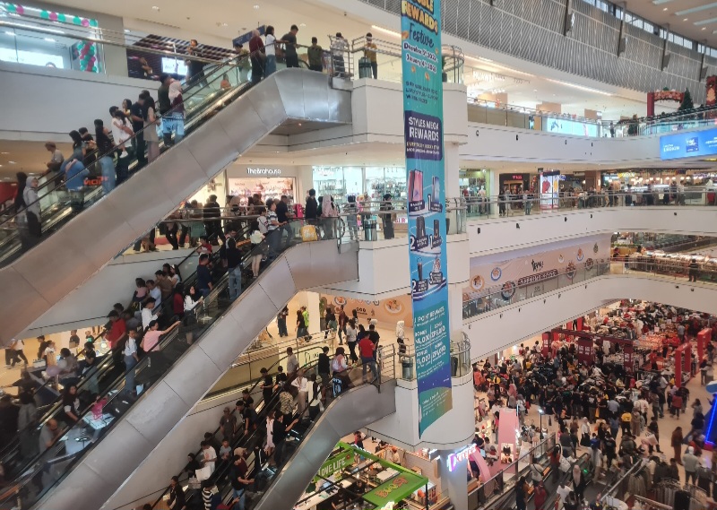 Pengunjung Ramaikan Mall Medan Jelang Tahun Baru
