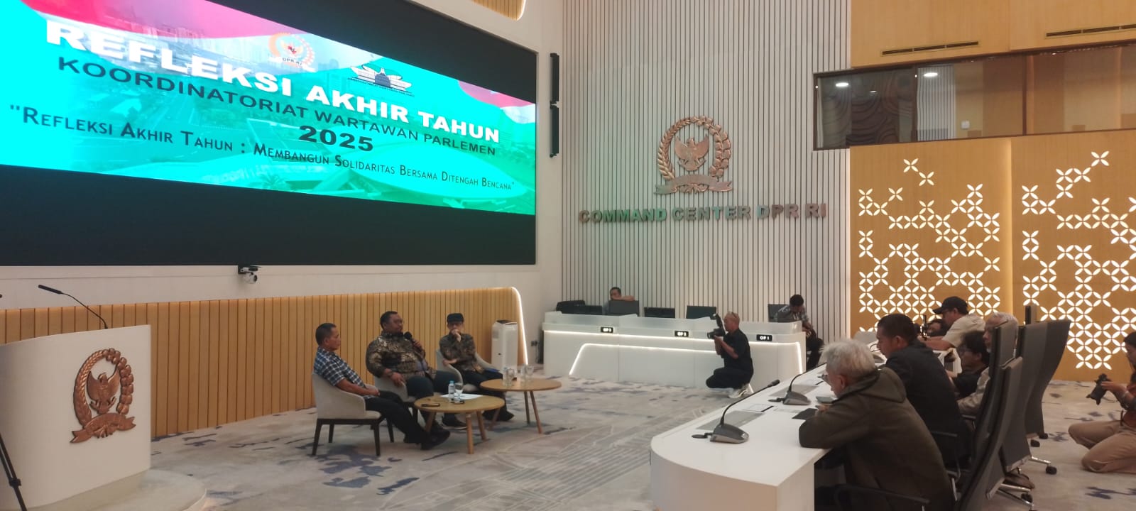 Diskusi Refleksi Akhir Tahun 2025, Anggota Komisi V DPR Senandungkan Sepenggal Syair Lagu Berita Kepada Kawan