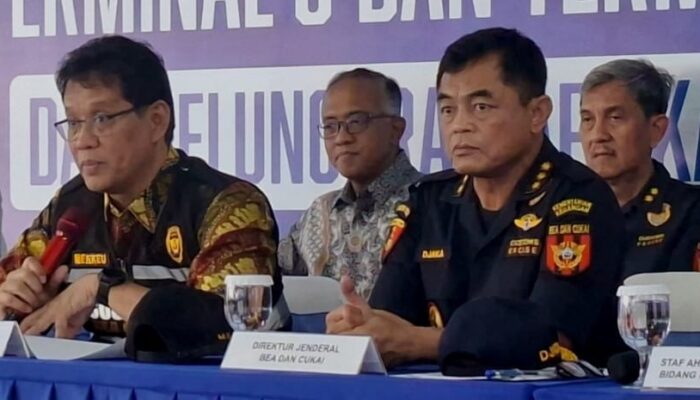 Menkeu Purbaya Larang Pakaian Sitaan Disalurkan Ke Korban Bencana Sumatera
