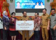 Komisi VII DPR RI Serahkan Bantuan Untuk UMKM Terdampak Bencana Di Padang Pariaman