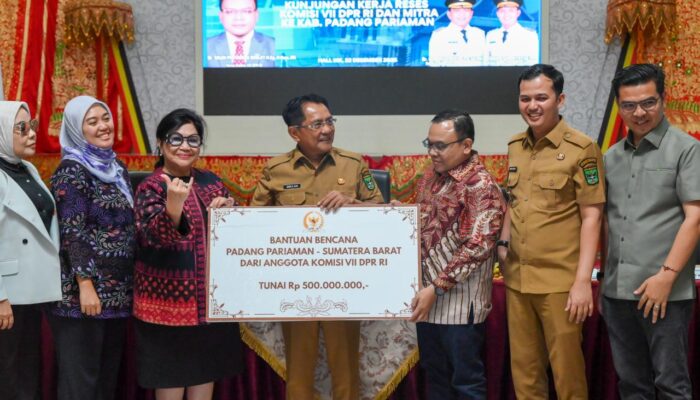 Komisi VII DPR RI Serahkan Bantuan Untuk UMKM Terdampak Bencana Di Padang Pariaman