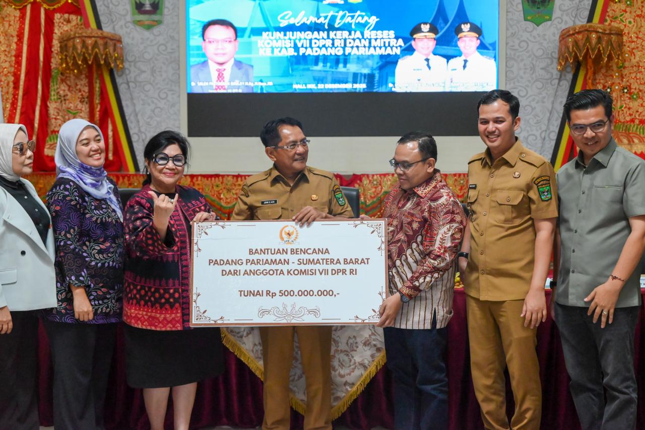 Komisi VII DPR RI Serahkan Bantuan Untuk UMKM Terdampak Bencana Di Padang Pariaman