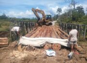 Tanpa Bantuan Pemerintah, Warga Bulohseuma Swadaya Bangun Jembatan Diterjang Banjir