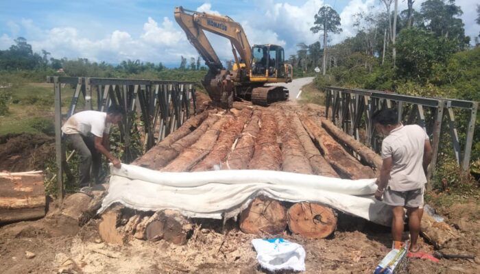 Tanpa Bantuan Pemerintah, Warga Bulohseuma Swadaya Bangun Jembatan Diterjang Banjir