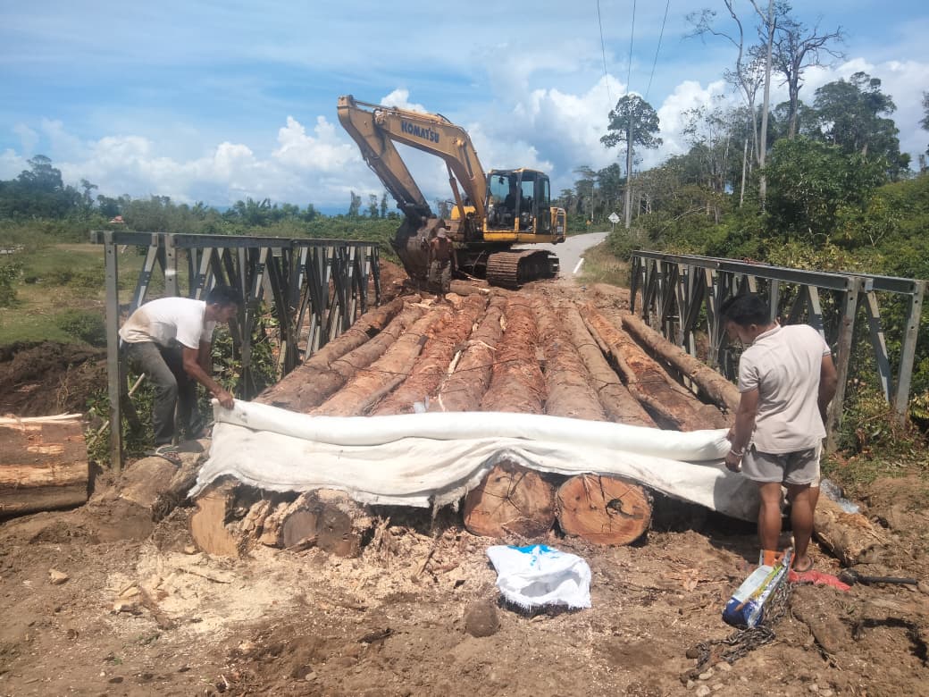 Tanpa Bantuan Pemerintah, Warga Bulohseuma Swadaya Bangun Jembatan Diterjang Banjir