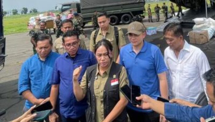 Utusan Khusus Presiden Salurkan Bantuan Logistik Ke Tapteng, Sibolga